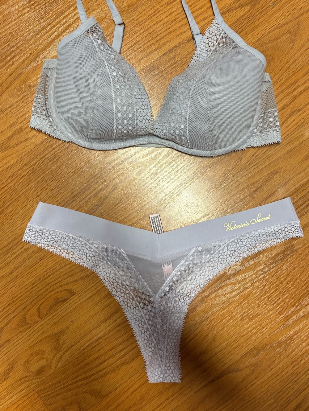 Victoria’s Secret Incredible Lace Bra 36C + Unworn Thong M Matching Set